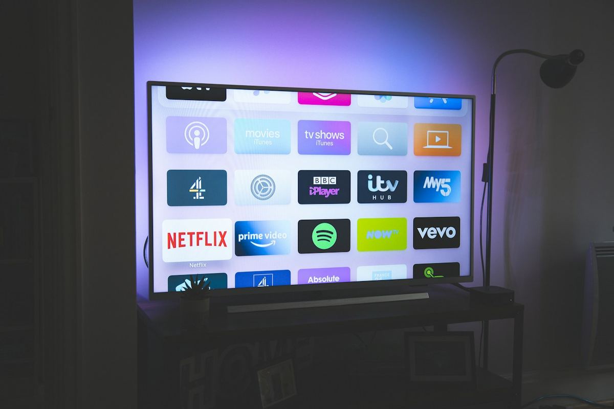 Smart TV accesa su un mobile, con il menu delle app